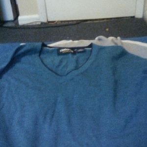 Im selling a mens blue liz claiborne sweater